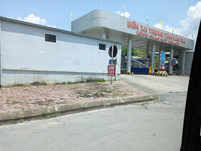 Cổng chính bến xe trung tâm Lào Cai