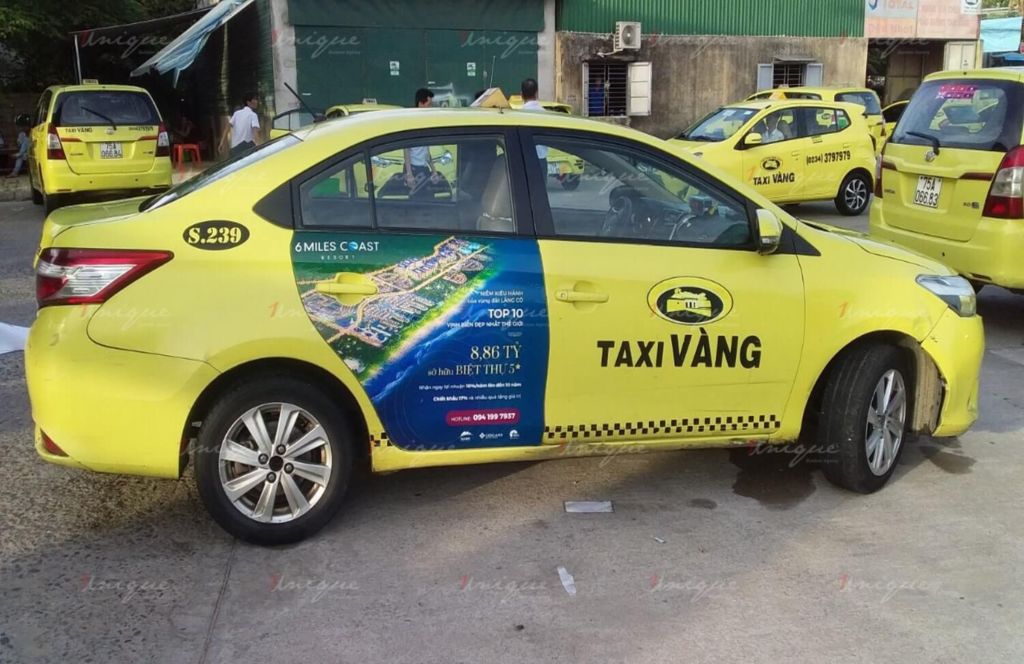 Taxi vàng sẵn sàng phục vụ khách