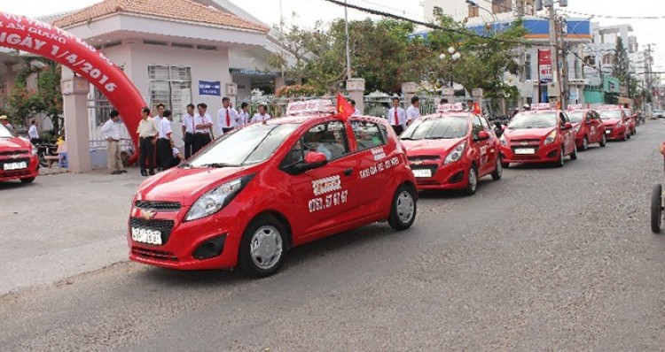 taxi sao đỏ sẵn sàng phục vụ khách